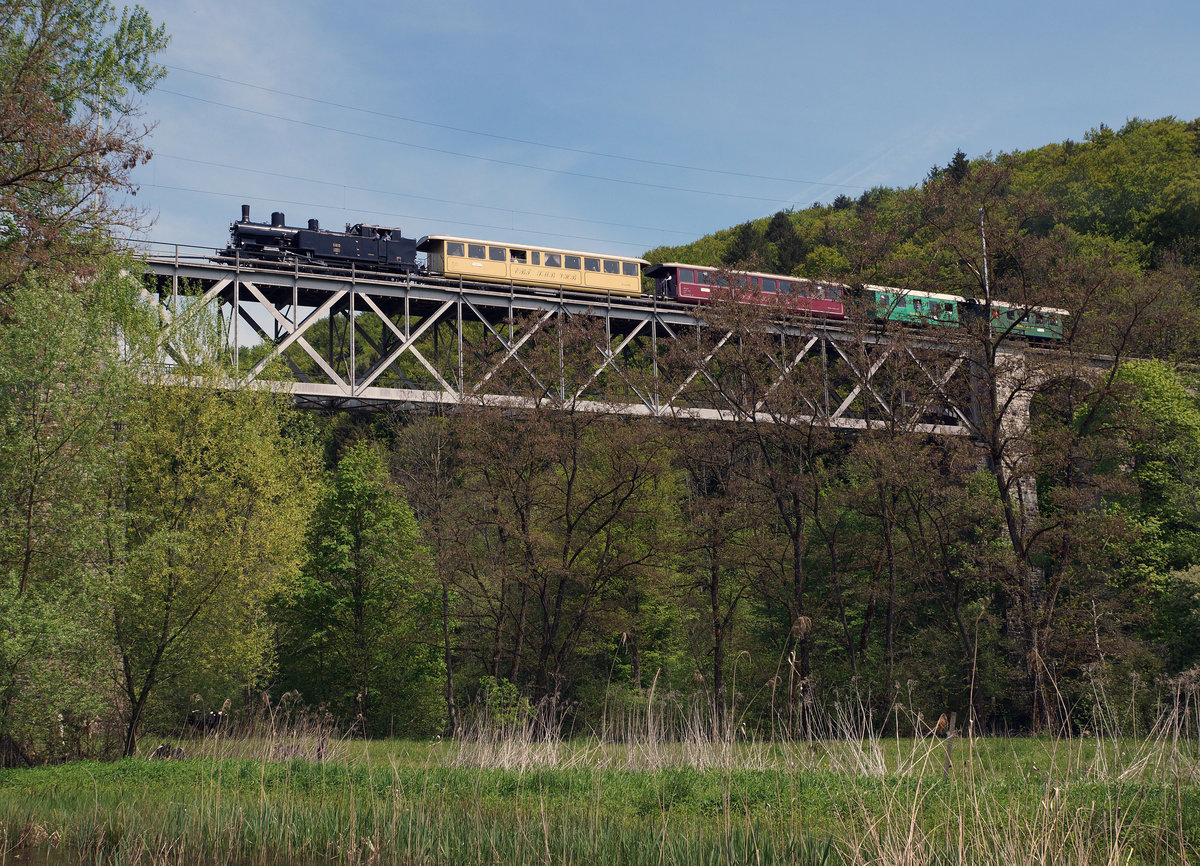 DBB: Der Dampfzug mit der Eb 3/5 5810 /ehemals SBB) + Bi 523 + 524 + C2 +C2 auf der Hinfahrt von der Werkstätte Konolfingen zum Spargelfest Kerzers vom 7. Mai 2016. Der Sonderzug wurde auf dem Gümmenen Viadukt verewigt.
Foto: Walter Ruetsch
