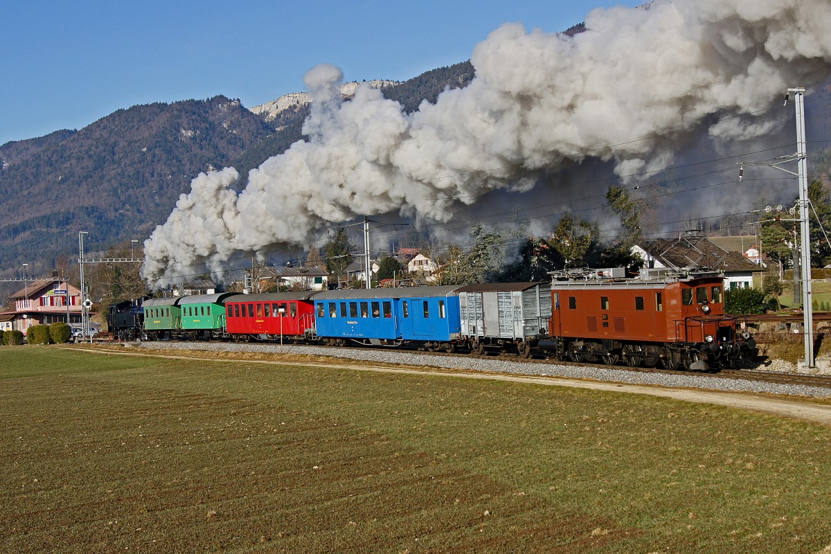 DBB: Mit Volldampf in das nächste Jahrhundert. Die grösste Dampflokomotive, die zwischen Solothurn und Moutier verkehrte, ist fast so alt wie die Münsterbahn (SMB), die am 1. August 1908 eröffnet wurde. Das 100-Jahr-Jubiläum der Ec 4/5 11 (1911) wurde am 6. Februar 2011 mit Sonderfahrten auf ihrer Stammstrecke gefeiert. Auf der Bergstrecke zwischen Bellach und Oberdorf sowie auf der Fahrt durch den Weissensteintunnel leistete die BLS Ce 4/6 307 aus dem Jahre 1920 Schub. Zur Zeit ist die Lok 11 in einem nicht betriebsfähigen Zustand für unbestimmte Zeit abgestellt. Die Aufnahme ist bei Lommiswil entstanden.
Foto: Walter Ruetsch
  