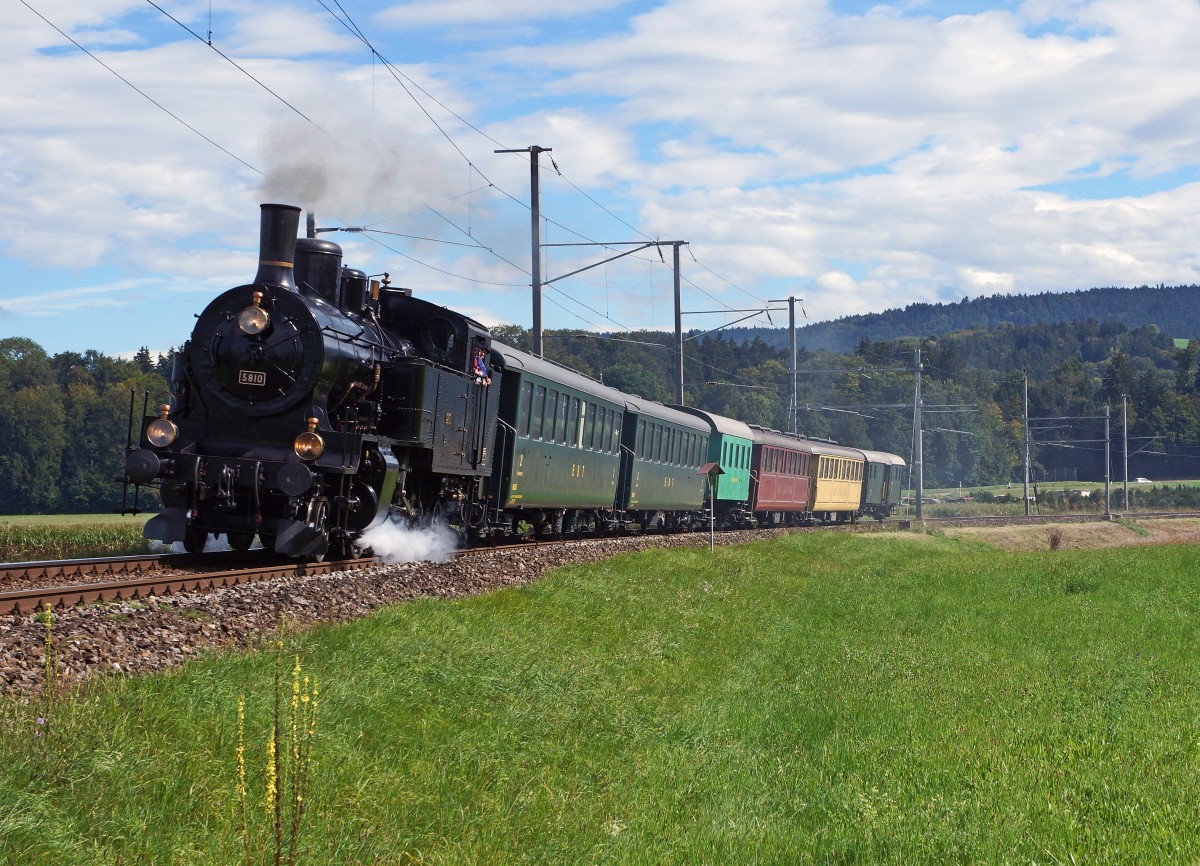 DBB: Sonderfahrt Konolfingen-Bern-Konolfingen mit der Eb 3/5 5810  HABERSACK  (ehemals SBB) bei Worb am 16. September 2015. Da sehr viele Fahrgäste erwartet wurden, musste dieser Sonderzug mit den Bi 527 und Bi 538 der benachbarten Museumsbahn VHE (Verein Historische Eisenbahn Emmental) verstärkt werden.
Foto: Walter Ruetsch 
