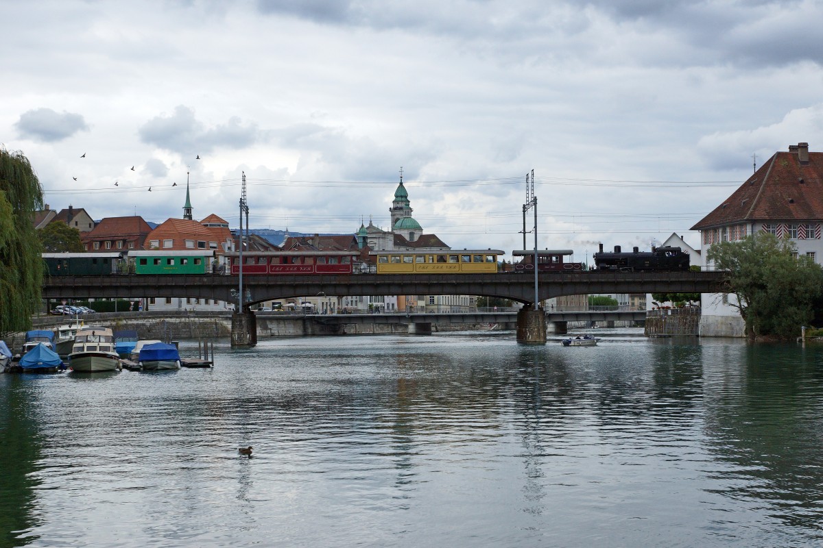 DBB: Sonderfahrt nach Oberdorf bei leider sehr trübem Wetter auf der von der Einstellung bedrohten ehemaligen SMB-Strecke mit der Eb 3/5 5810 (ehemals SBB) beim Passieren der Aarebrücke Solothurn am 5. September 2015.
Foto: Walter Ruetsch