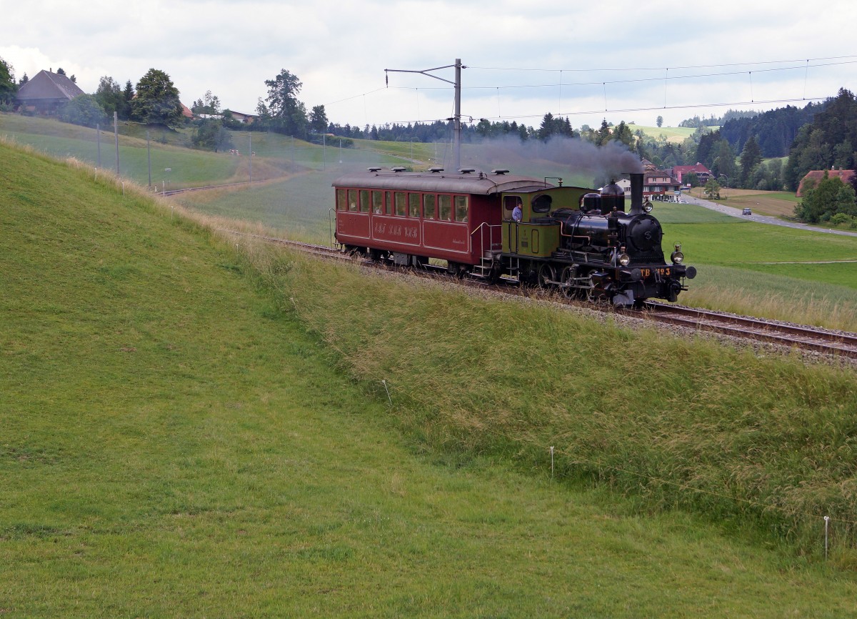 DBB: Sonderzug mit der Ed 3/3 3 + Bi bei Griesbach (Sumiswald) am 20. Juni 2015. Der Dampfzug befährt den Streckenabschnitt Sumiswald-Huttwil, wo der Bahnbetrieb längst auf Busse umgestellt wurde.
Foto: Walter Ruetsch
