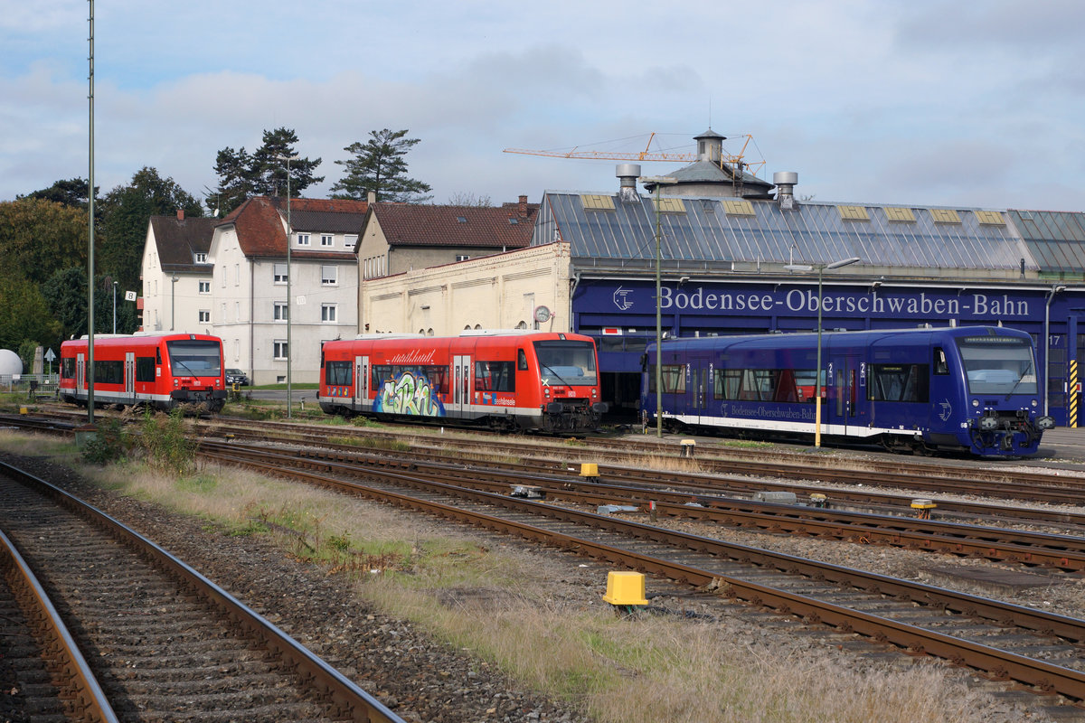 DB/BOB: Nicht gestellte Fahrzeugparade mit Triebwagen von DB und BOB in Friedrichshafen Stadt am 6. Oktober 2016. Erkehnnbar sind Dieseltriebwagen der BR 650 und RS1.
Foto: Walter Ruetsch