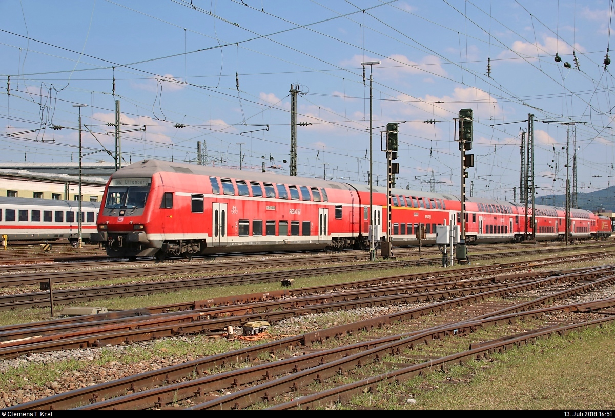 DBbzfa mit Schublok 146 110-2  Müllheim (Baden) / Baden-Württemberg erfahren  von DB Regio Baden-Württemberg als RE 5336 nach Offenburg verlässt ihren Startbahnhof Basel Bad Bf (CH) auf Gleis 4.
Wie es den Fahrgästen in den teils unklimatisierten Wagen an diesem etwa 35 °C heißen Tag erging, möchte ich mir nicht ausmalen.
Aufgenommen vom öffentlich zugänglichen Parkplatz neben der Schwarzwaldallee.
[13.7.2018 | 16:51 Uhr]