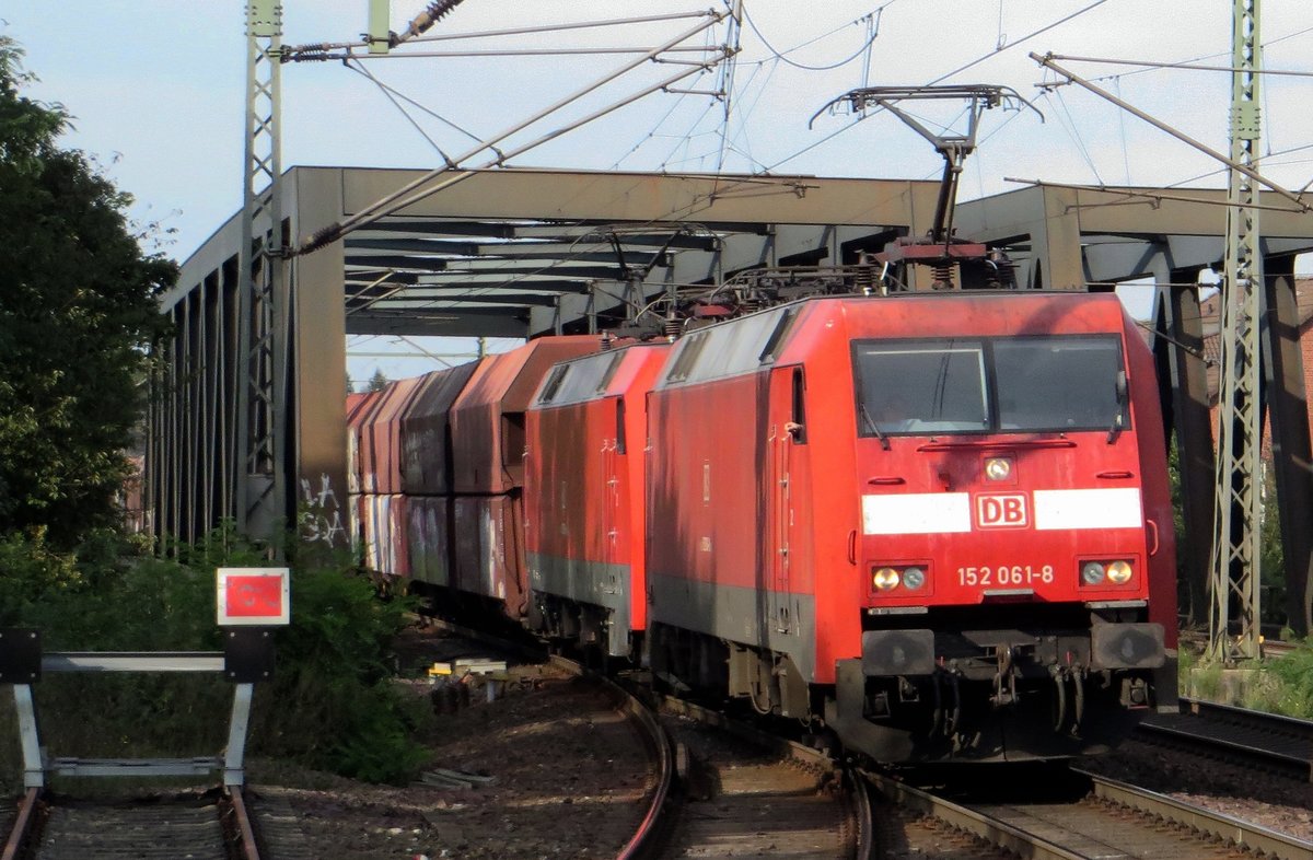 DBC 152 061 zieht ein Kohlezug aus Hamburg durch Celle am 15 September 2020. Das Bild wurde mit fotografischer Zoom vom Ende des Bahnsteigs genommen. 
