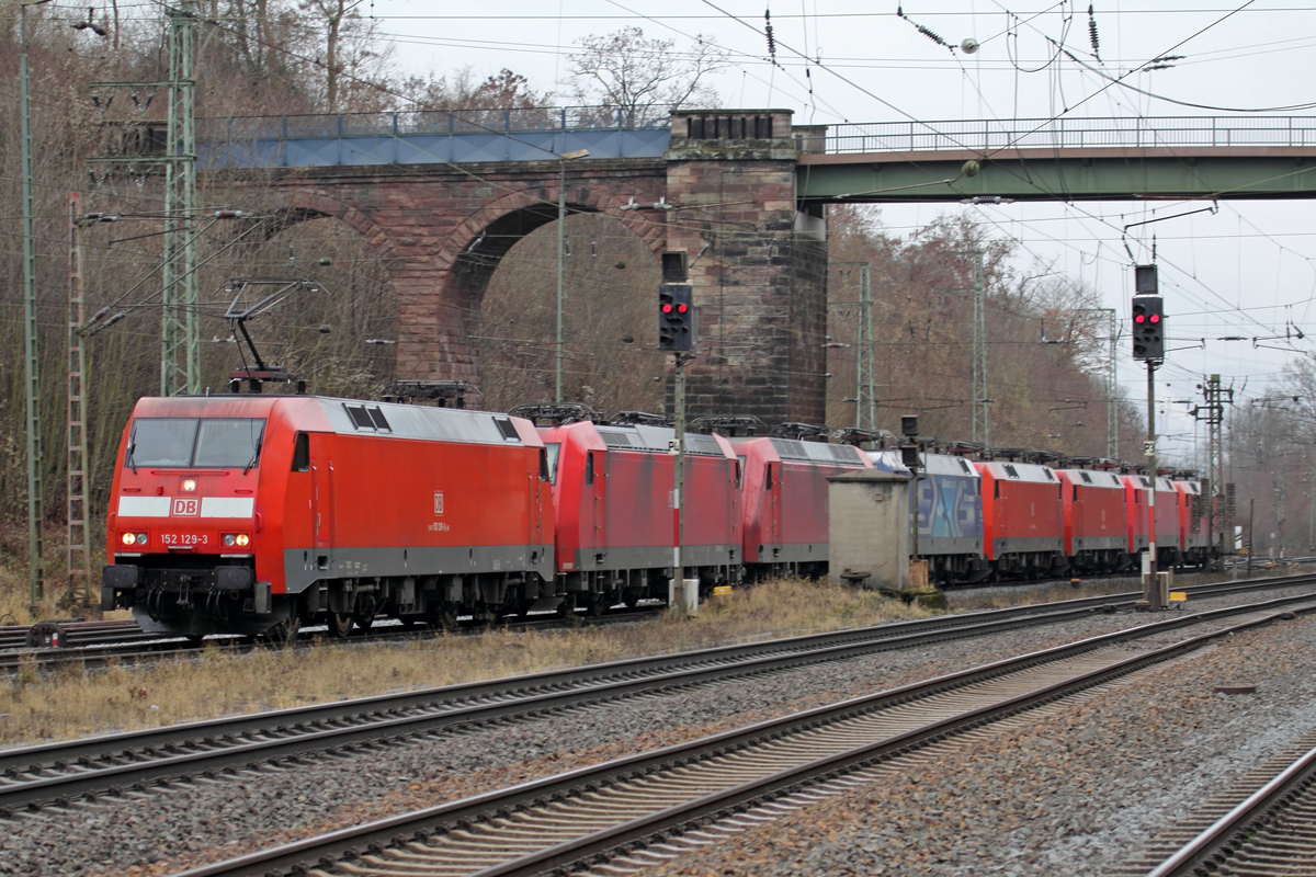 DBC 152 129-3 mit 185 060-1,145 053-5,152 135-0,152 085-7,152 030-3,152 006-3 und 152 152-5 in Eichenberg 14.12.2021