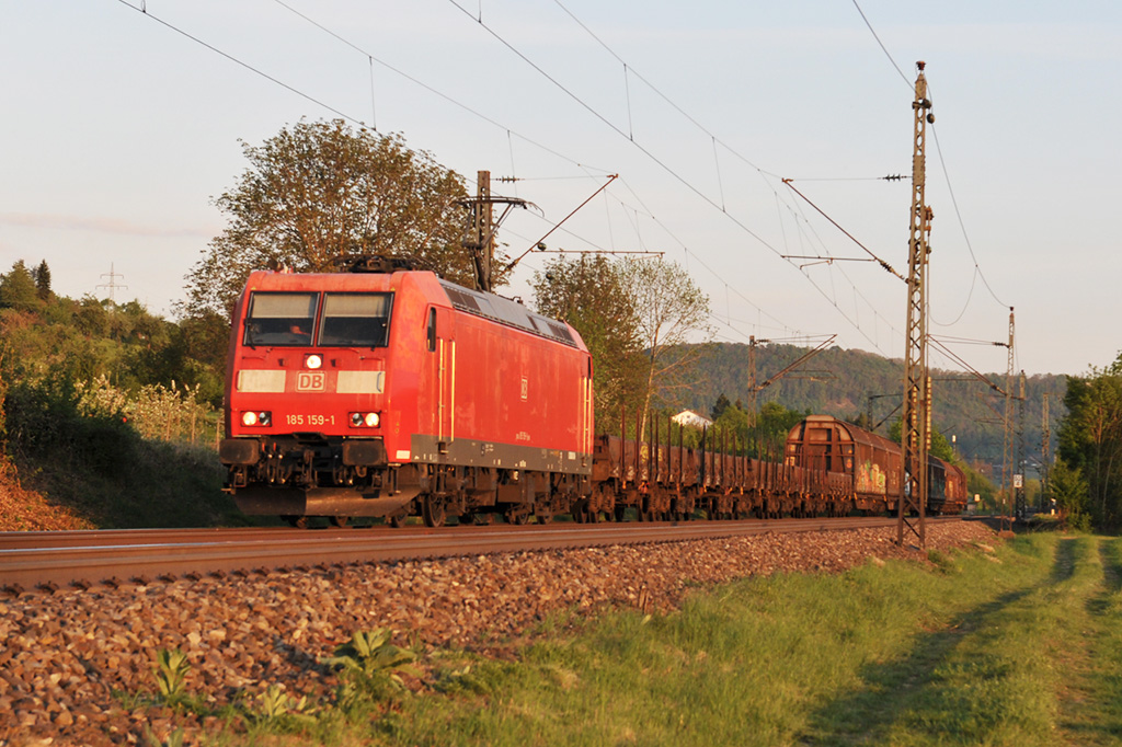 DBC 185 159-1 im Abendlicht bei Kuchen 27.04.2020