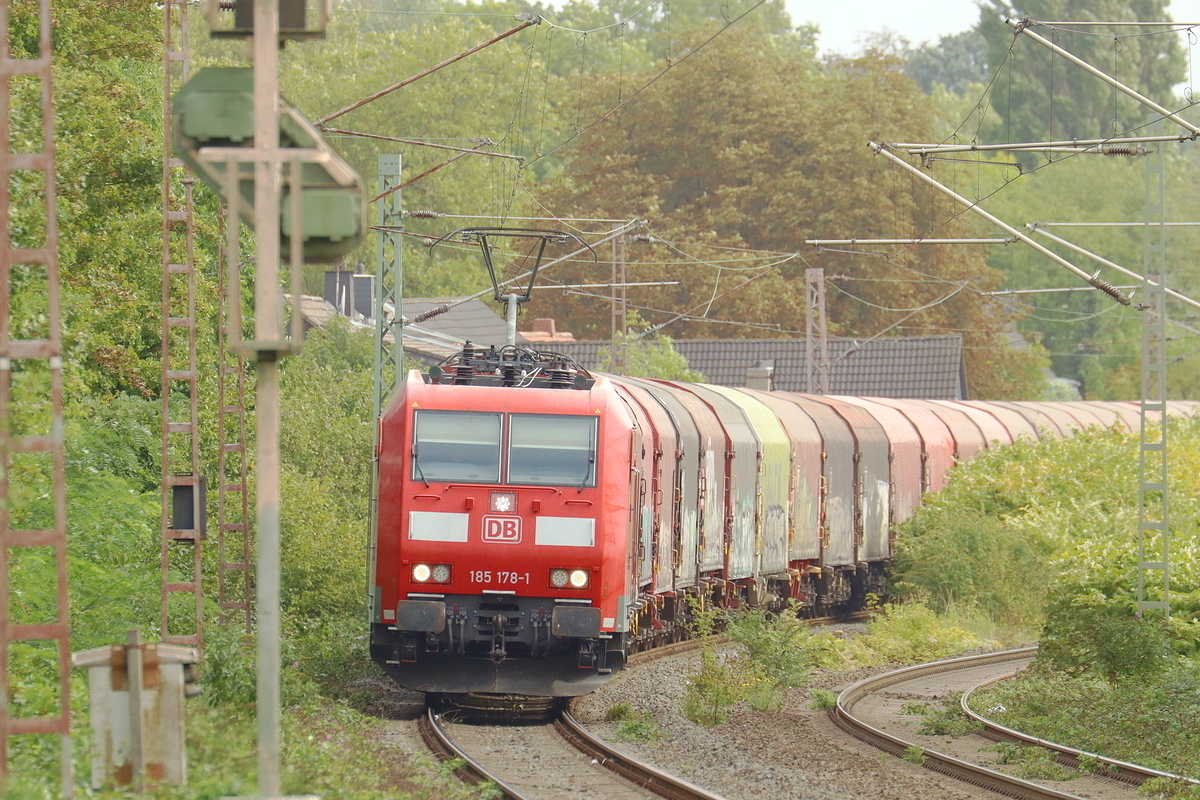 DBC 185 178-1 kommt mit einem gedeckten Coils Zug durch Gelsenkirchen-Bismarck gefahren 19.9.2026  