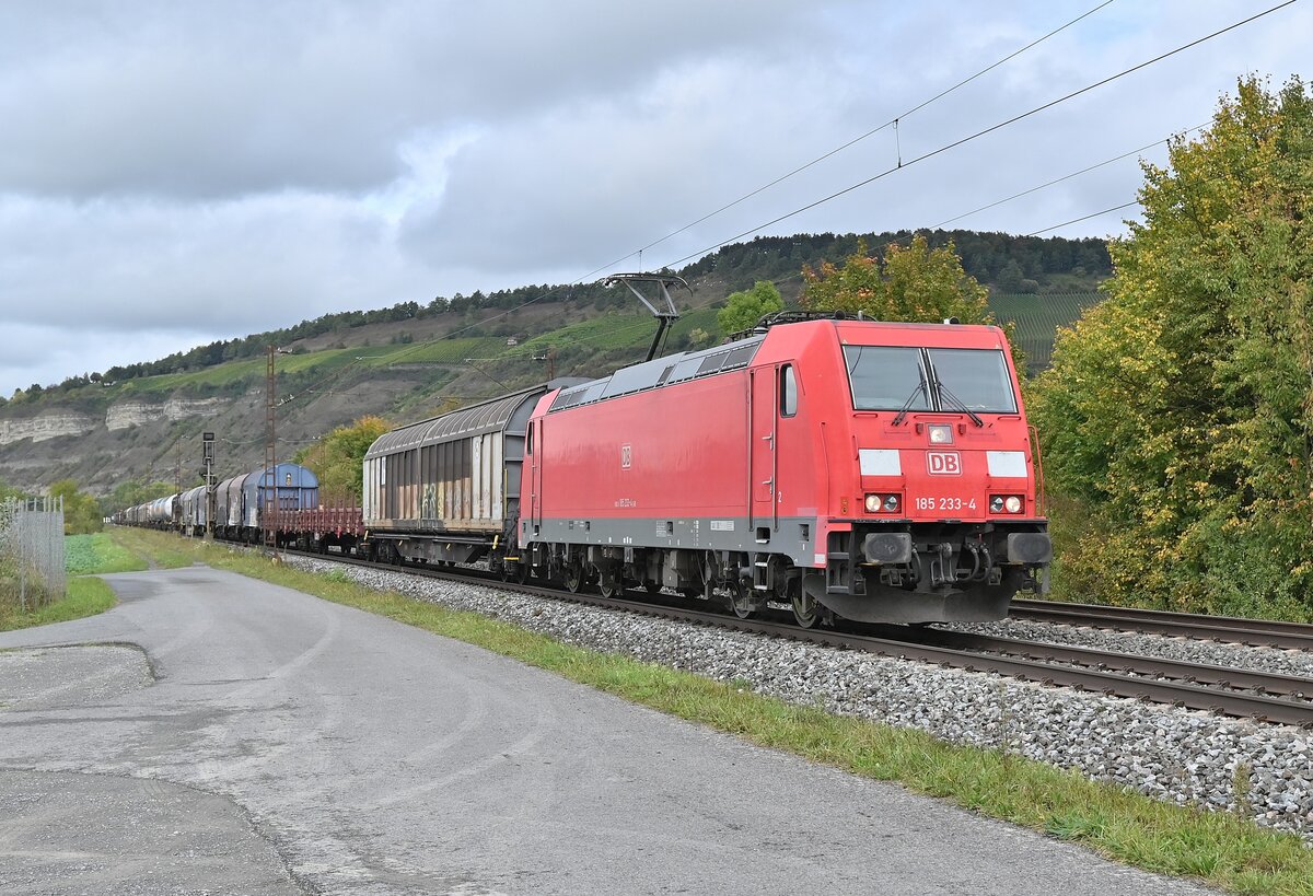 DBC 185 233-4 mit einem Frachtenzug am Haken bei Thüngersheim gen Würzburg fahrend am Dienstag den 5.10.2021
