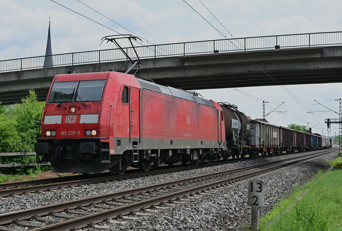 DBC 185 235 kommt mit einem modellbahngerechten Mischer durch Thüngersheim gen Gemünden gefahren.10.5.2022