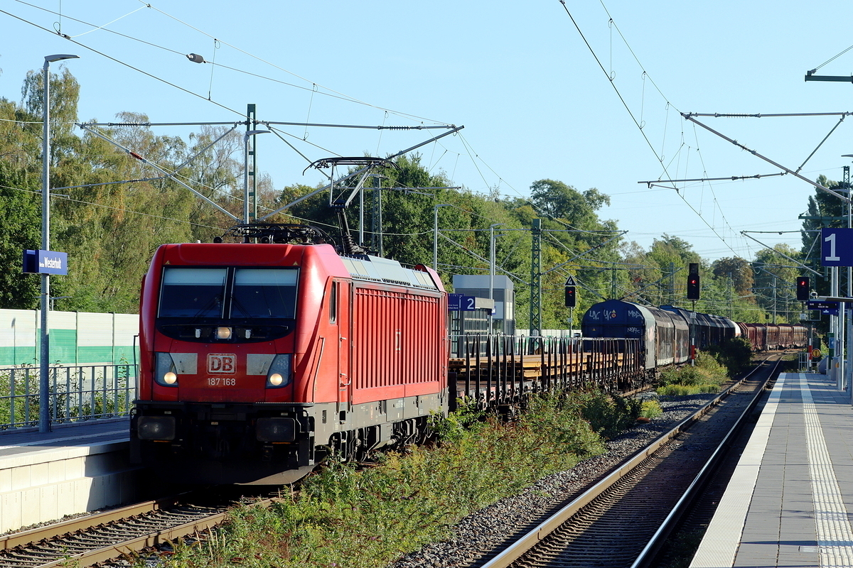 DBC 187 168 kommt mit einem Gemischten G�terzug durch Herten-Westerholt gefahren 25.9.2026