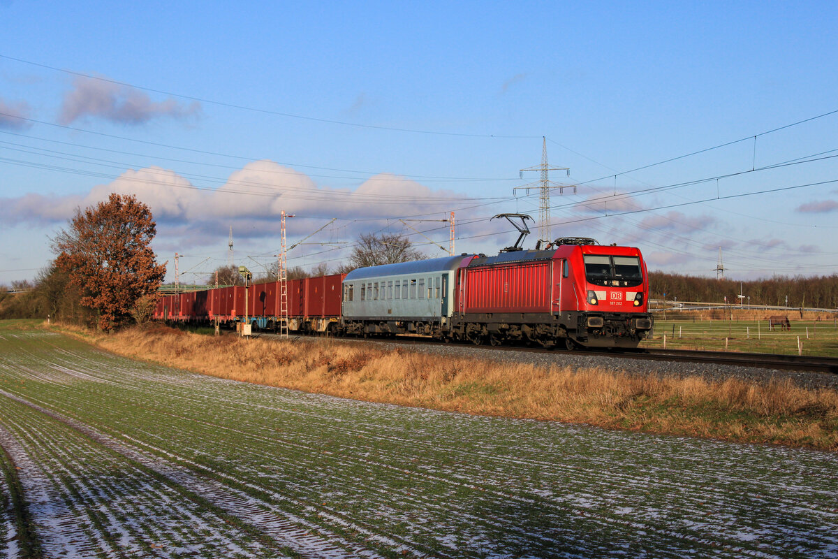 DBC 187 202 mit einem Munitionszug in den Osten hier bei Holtorf
#dbc #187 #187202 #munitionszug #holtorf