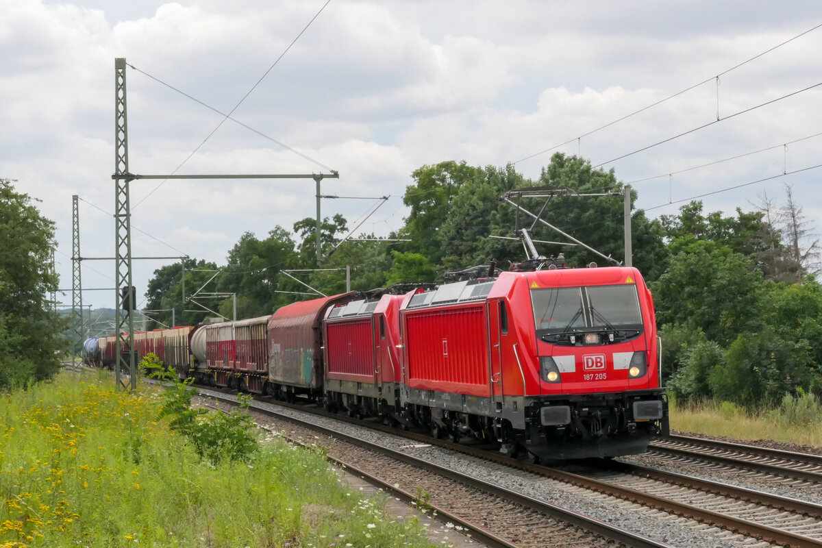 DBC 187 205 mit einer weiteren 187 und einem Mischer im Schlepp am 28.07.2021 in Schkortleben. 