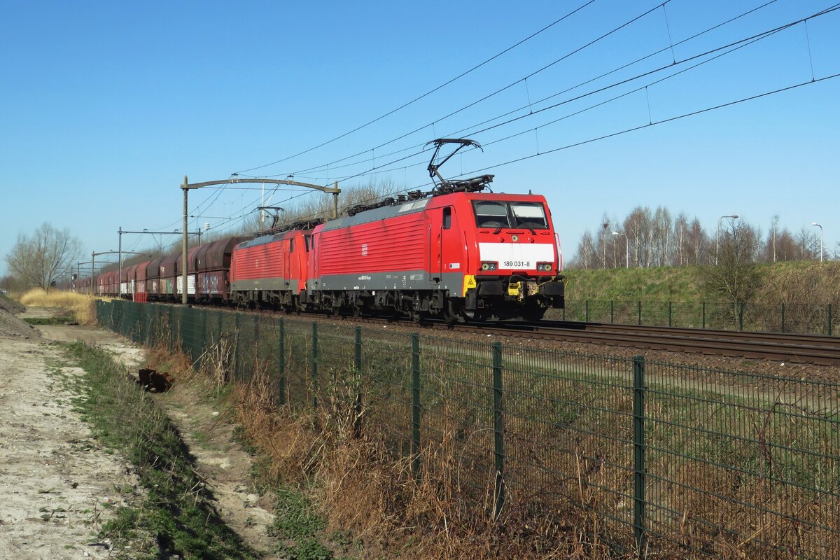 DBC 189 031 zieht am 18 März 2022 ein Kohlezug durch Tilburg-Reeshof.