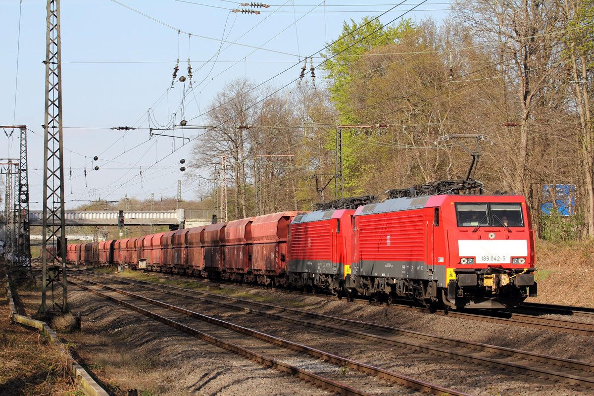 DBC 189 042-5 mit 189 039-1 in Duisburg Abzweig Lohtarstraße 23.4.2021