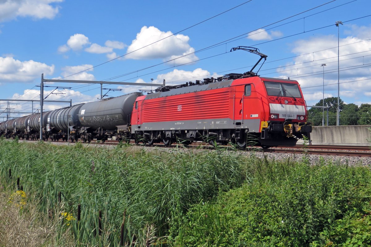 DBC 189 044 zieht ein Kesselwagenzug durch Valburg CUP am 12 Juli 2020. Beobachte die automatische Kuppung, vorgesehen für Loks im Eisenerzverkehr.