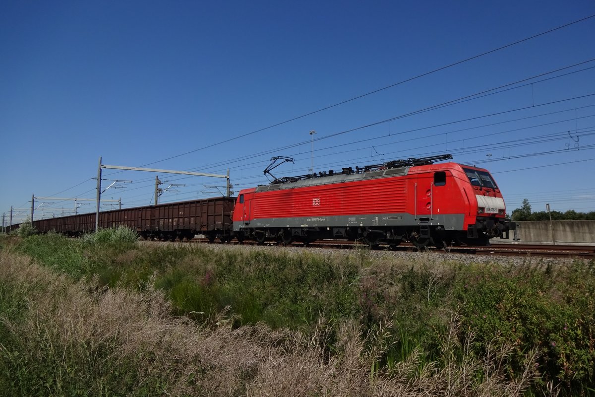 DBC 189 075 zieht ein Ganzzug durch Valburg am 31 Juli 2020.