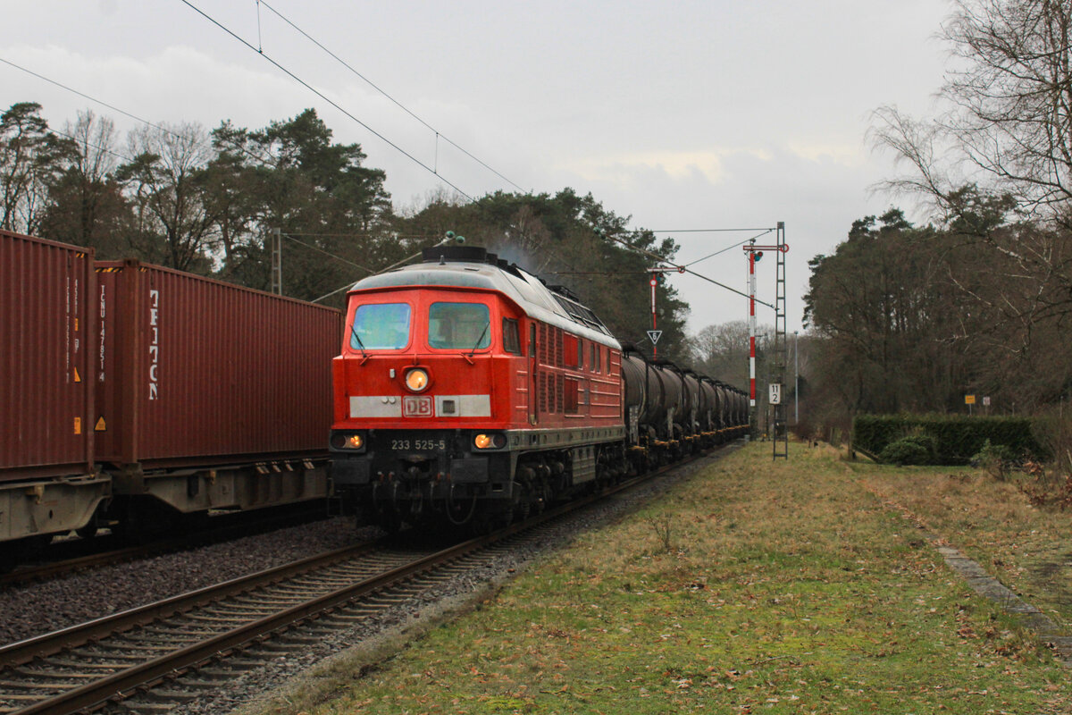 DBC 233 525 mit einem Schwefelzug von Großenkneten nach Nienburg hier bei Estorf (20.02.24)
#dbc #233 #233525 #Schwefel #Großenkneten #Nienburg #Estorf 

