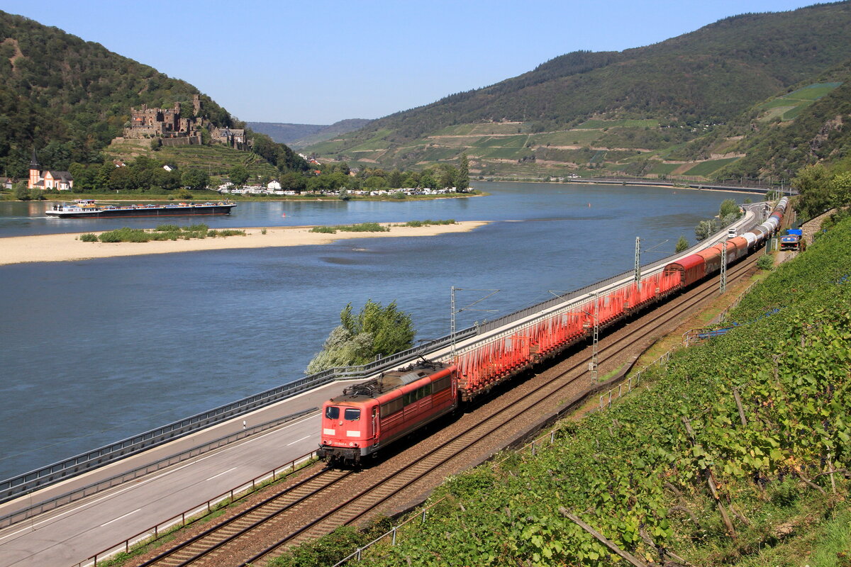 DBC lok 151 049 passiert in Assmannshausen, mit ein Güterzug, 7/9/2023