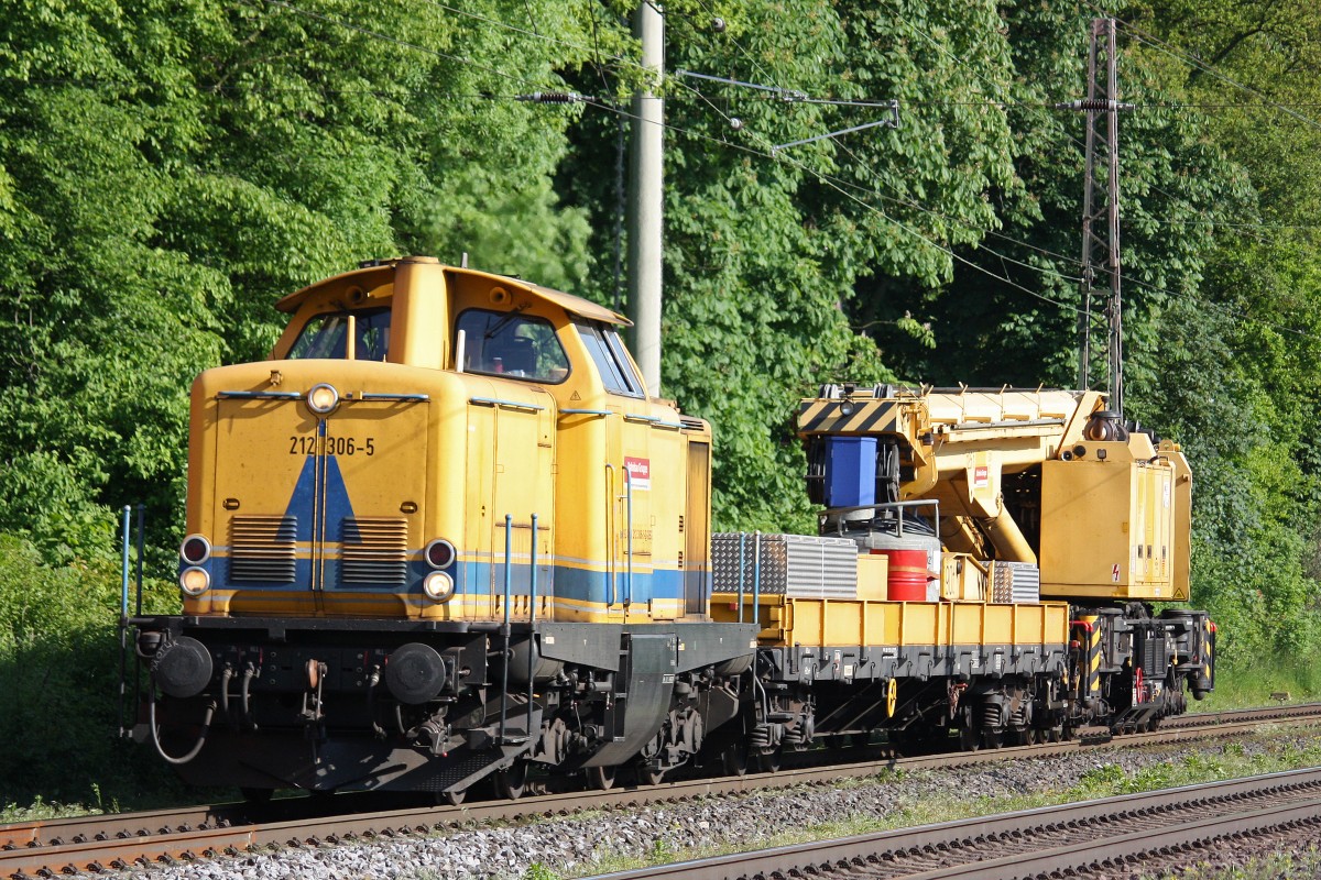 DBG/Bahnbaugruppe 212 306 am 28.5.13 mit einem Kran nach Duisburg-Entenfang in Ratingen-Lintorf.