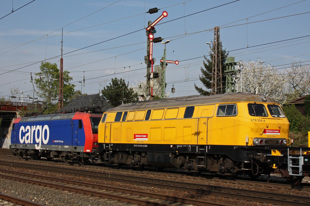 DBG/Bahnbaugruppe 218 304 am 24.4.13 hinter 482 027 in einem Bauzug.Aufgenommen in Dsseldorf-Rath.