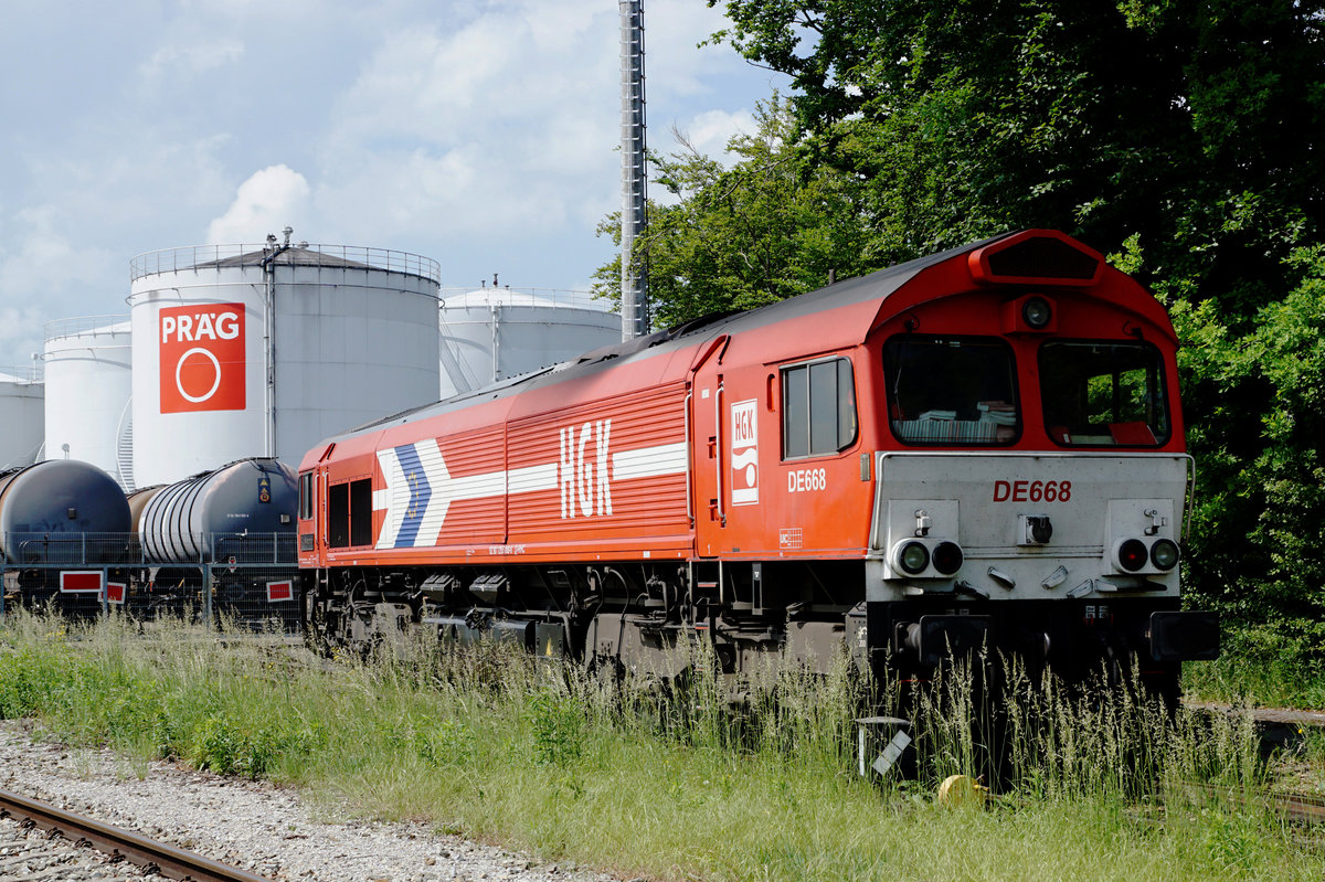 DB/HGK: Dieselbetrieb im Allgäu.
Die DE668 der HGK/RHC vor der Kulisse des Tanklagers in Kempten am 2. Juni 2017.
Foto: Walter Ruetsch 