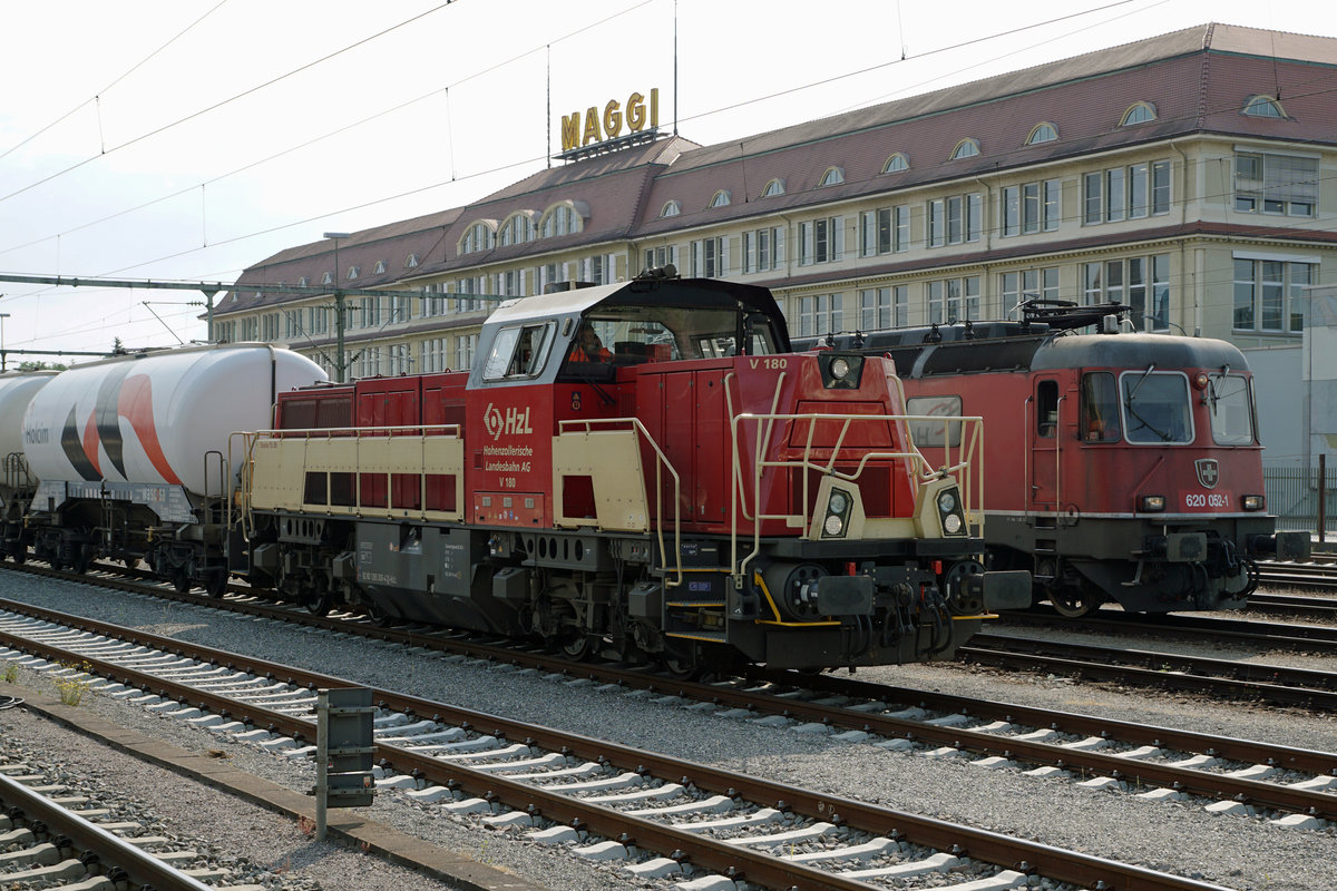 DB/HZL/SBB: HZL V 180 und SBB Re 620 052-1 Kerzers vor HOLCIM-Wagen in Singen (Hohentwiel) am 21. Juni 2016.
Foto: Walter Ruetsch  