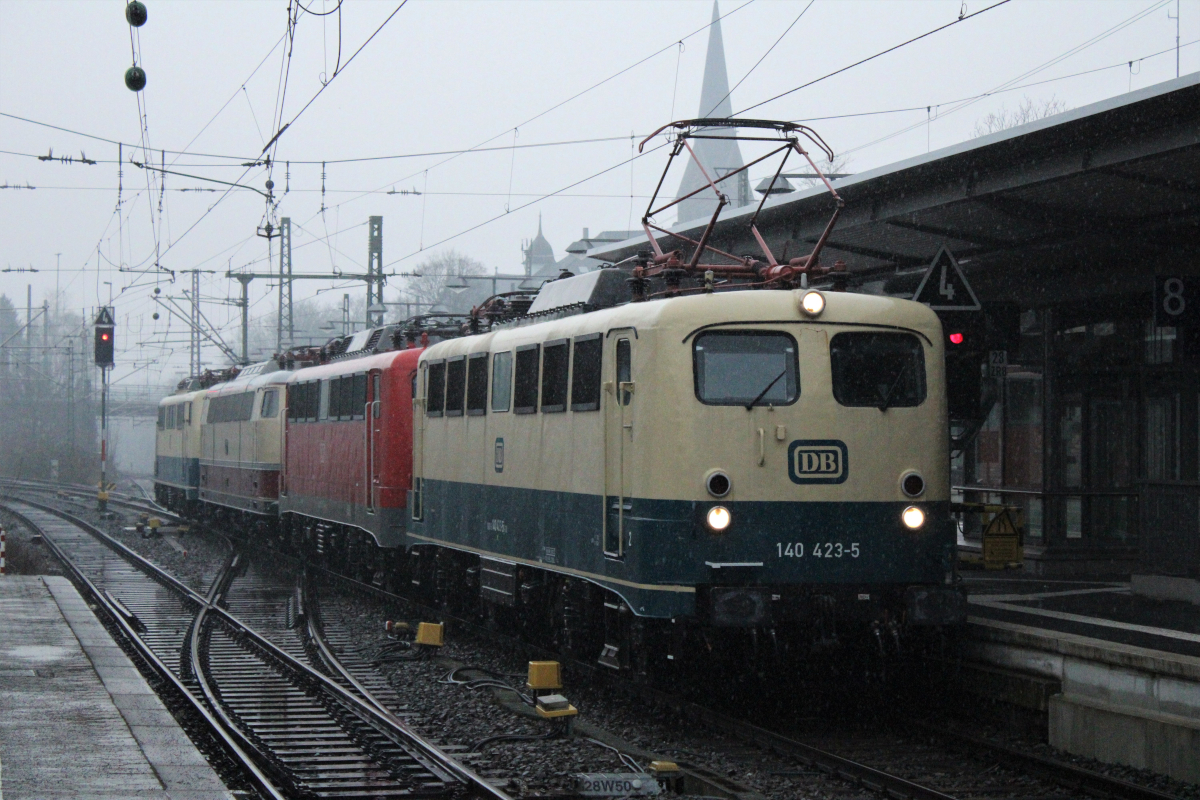 DBM 140 423 zieht in den Solinger Hbf 110 115+E03 001 und 111 001. Am 05.03.2021