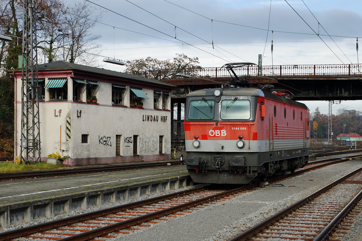 DB/ÖBB: Impressionen des Bahnhofs Lindau vom 25. November 2016.
Die ÖBB BR 1144 065 auf Rangierfahrt zum Abstellgeleise. Am späteren Nachmittag brachte sie den IC 119 von Münster (Westf) Hbf weiter nach Innsbruck Hbf.
Foto: Walter Ruetsch