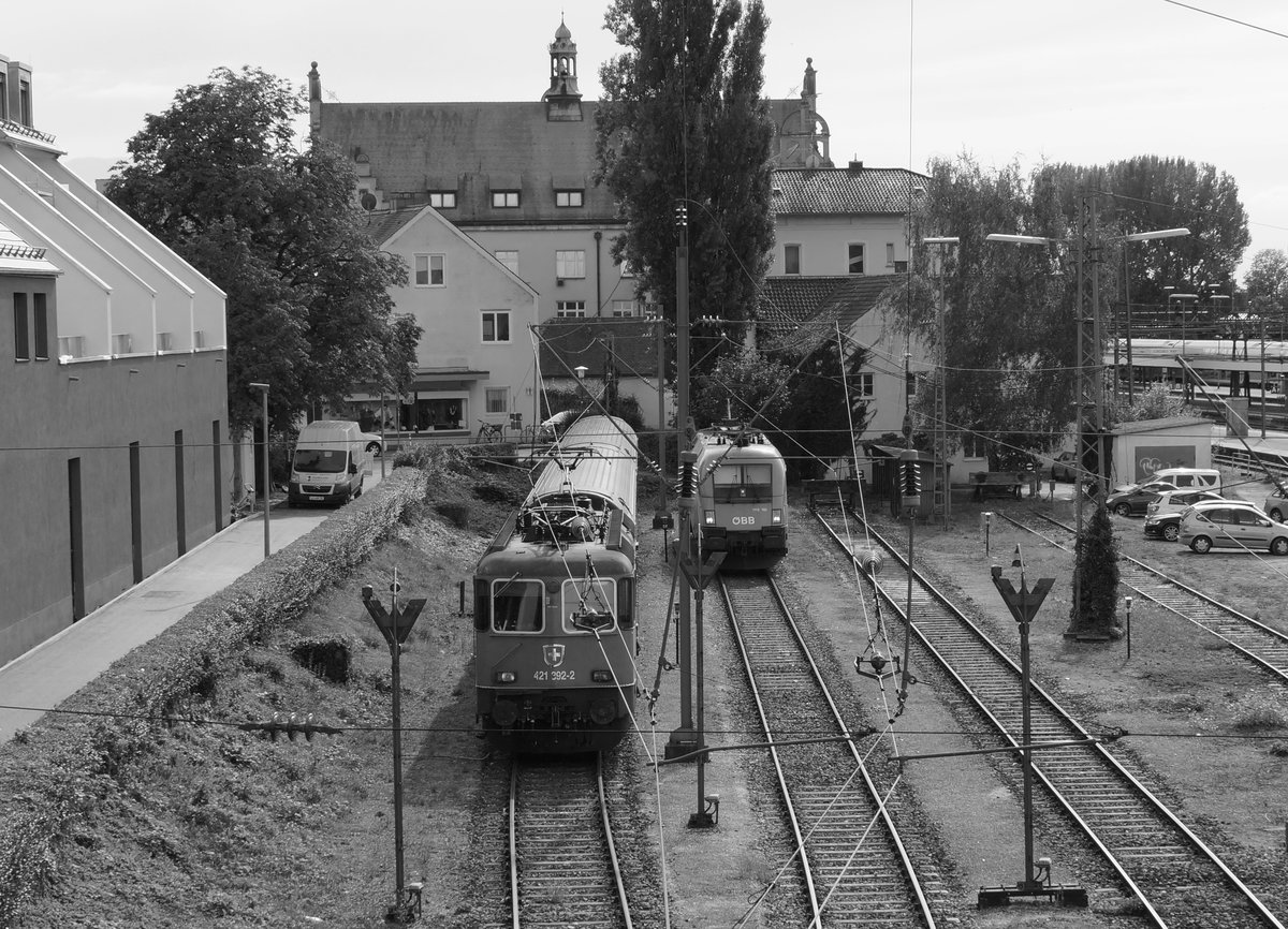 DB/ÖBB/SBB: Die SBB CARGO 421 392-2 und die ÖBB 1116 102 am 6. Oktober 2016 in Lindau auf den nächsten Einsatz wartend.
Foto: Walter Ruetsch