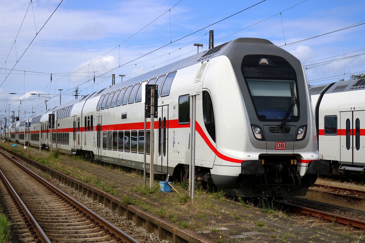 DBpbzfa 668.2 mit 146 572-3 DB als IC2-Garnitur steht in der Abstellung des Bahnhofs Norddeich und tritt in Kürze seine Fahrt als IC 2435 (Linie 56) nach Leipzig Hbf in Norddeich Mole an. [27.7.2017 - 14:49 Uhr]
