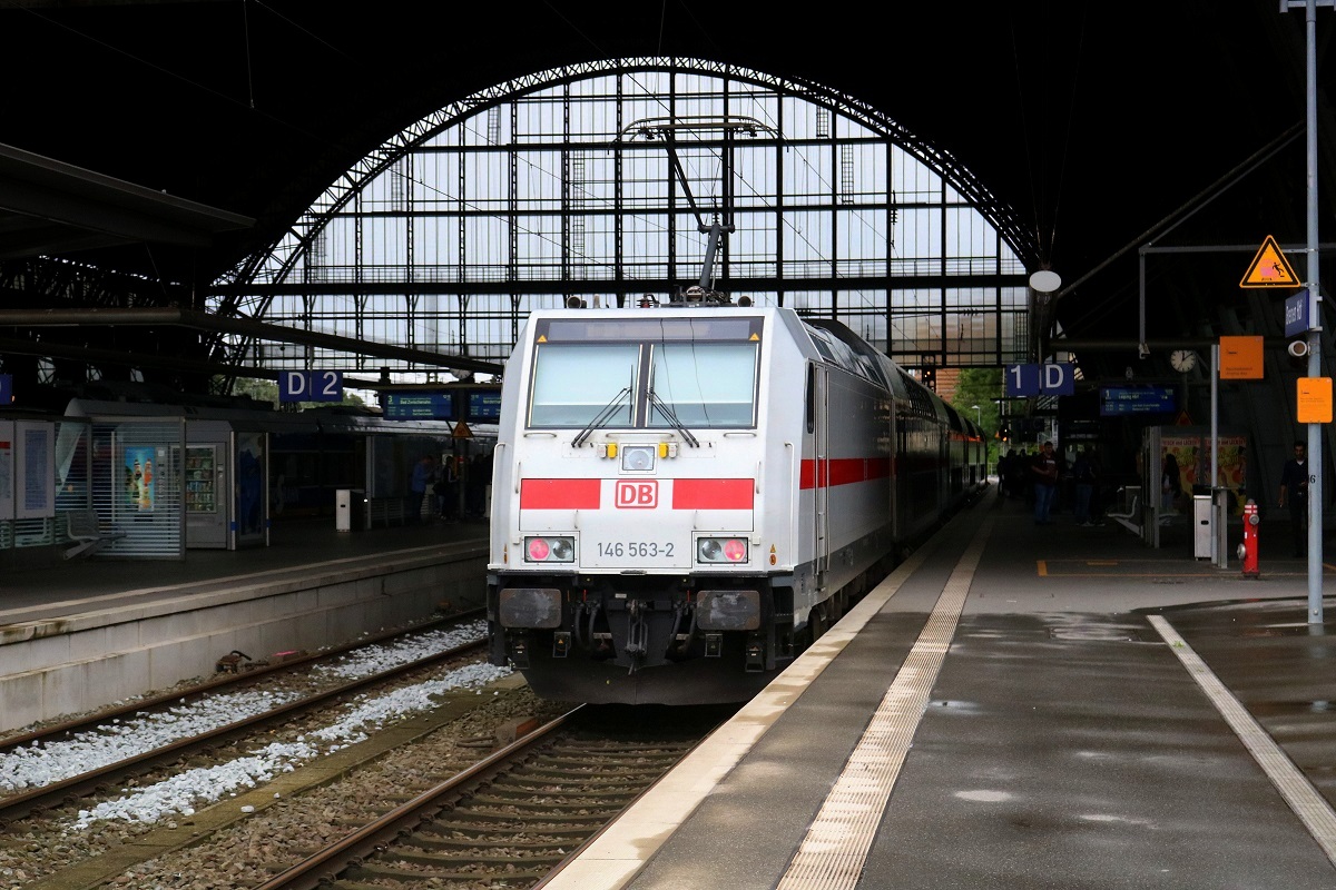 DBpbzfa 668.2 mit Schublok 146 563-2 DB als IC 2039 (Linie 56) von Norddeich Mole nach Leipzig Hbf steht in Bremen Hbf auf Gleis 1. [29.7.2017 - 12:11 Uhr]