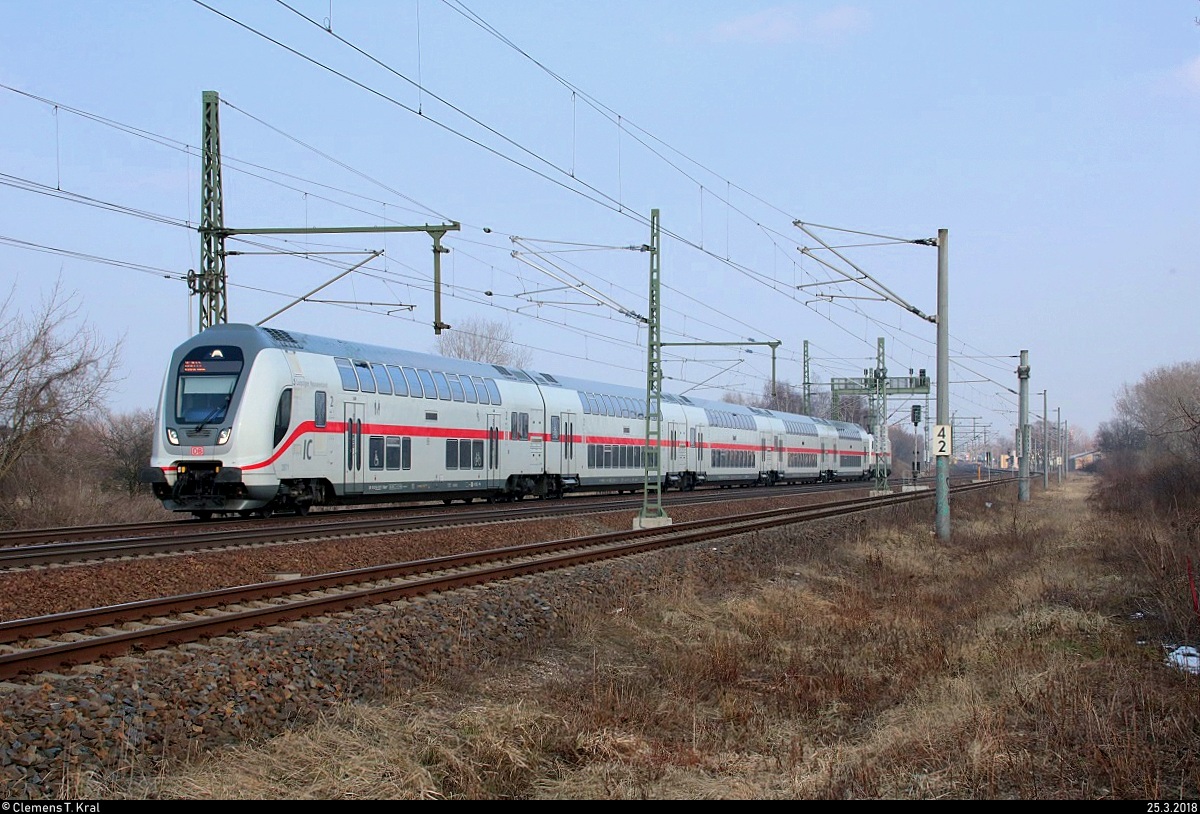 DBpbzfa 668.2 mit Schublok 146 555-8 DB als IC 2444 (Linie 55) von Dresden Hbf nach Köln Hbf fährt in Halle-Kanena auf der Bahnstrecke Magdeburg–Leipzig (KBS 340). [25.3.2018 | 16:57 Uhr]