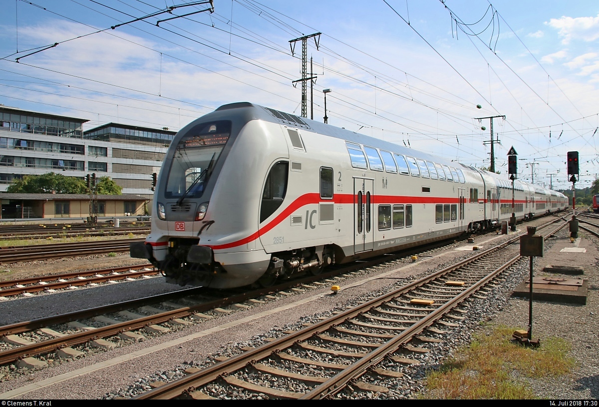 DBpbzfa 668.2 mit Schublok 146 567-3 DB als IC 2389 (Linie 87) bzw. RE 52389 (RE87) von Stuttgart Hbf erreicht seinen Endbahnhof Singen(Hohentwiel) auf Gleis 2.
Aufgenommen am Ende des Bahnsteigs 1.
[14.7.2018 | 17:30 Uhr]