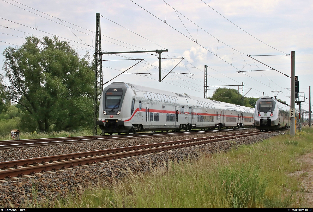 DBpbzfa 668.2 mit Schublok 146 573-1 DB als IC 2048 (Linie 55) von Dresden Hbf nach Köln Hbf trifft auf 1442 628 (Bombardier Talent 2) der S-Bahn Mitteldeutschland (DB Regio Südost) als S 37331 (S3) von Halle-Trotha nach Leipzig Connewitz in Halle-Kanena/Bruckdorf auf der Bahnstrecke Magdeburg–Leipzig (KBS 340).
[31.5.2019 | 10:58 Uhr]