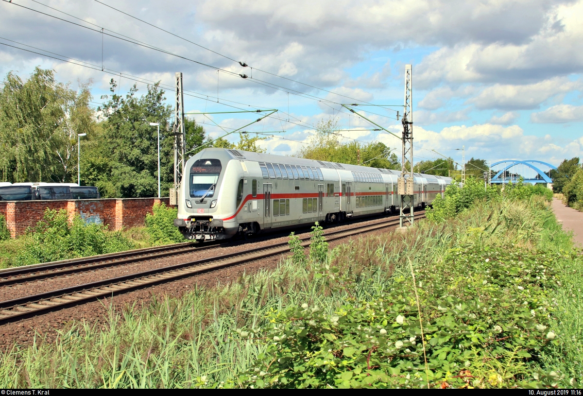 DBpbzfa 668.2 mit Schublok 146 577-2 DB als IC 2035 (Linie 56) von Norddeich nach Leipzig Hbf fährt in Gommern auf der Bahnstrecke Biederitz–Trebnitz (KBS 254).
[10.8.2019 | 11:16 Uhr]