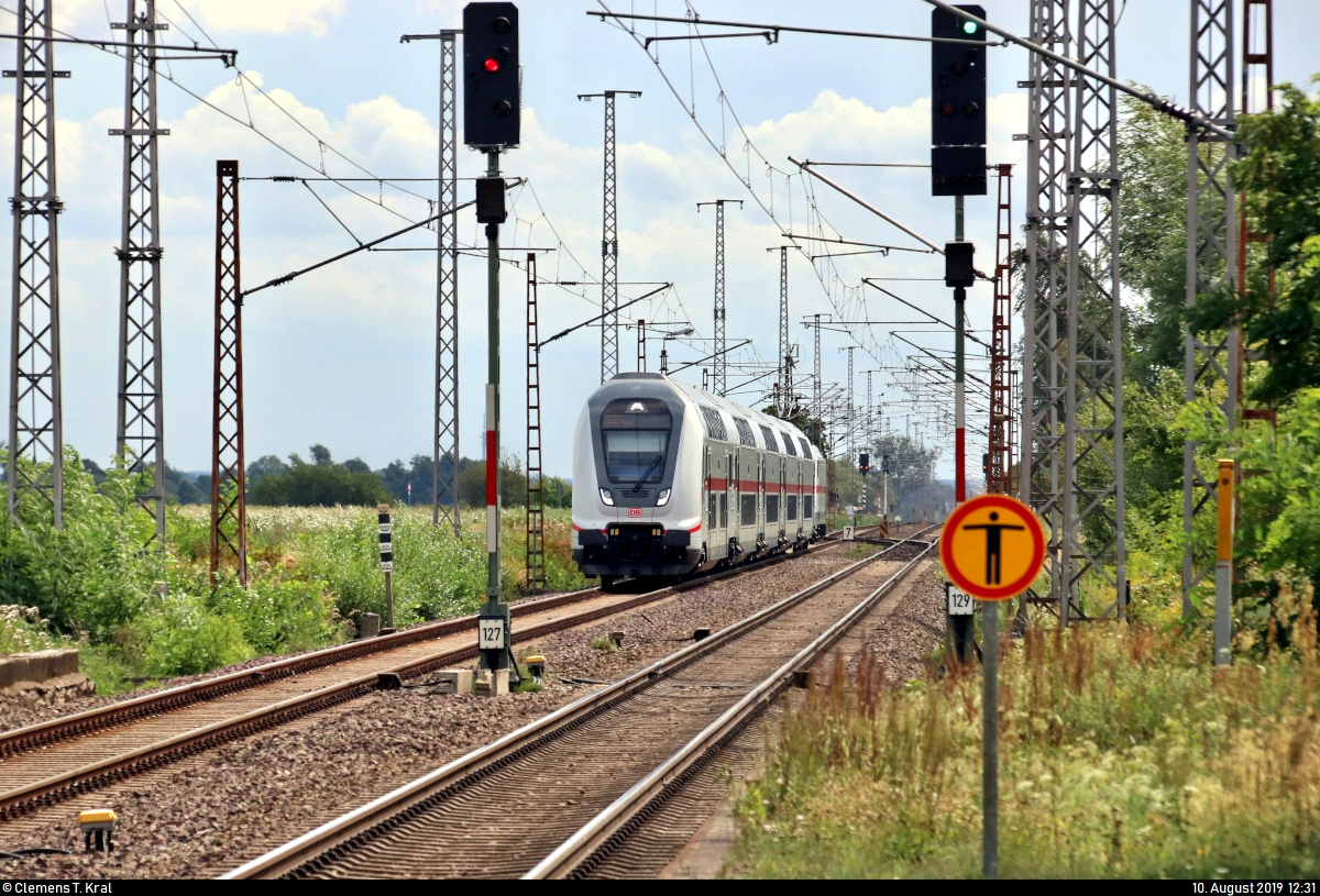 DBpbzfa 668.2 mit Schublok 146 556-6 DB als IC 2038 (Linie 56) von Leipzig Hbf nach Emden Hbf durchfährt den Bahnhof Güterglück auf der Bahnstrecke Biederitz–Trebnitz (KBS 254).
[10.8.2019 | 12:31 Uhr]