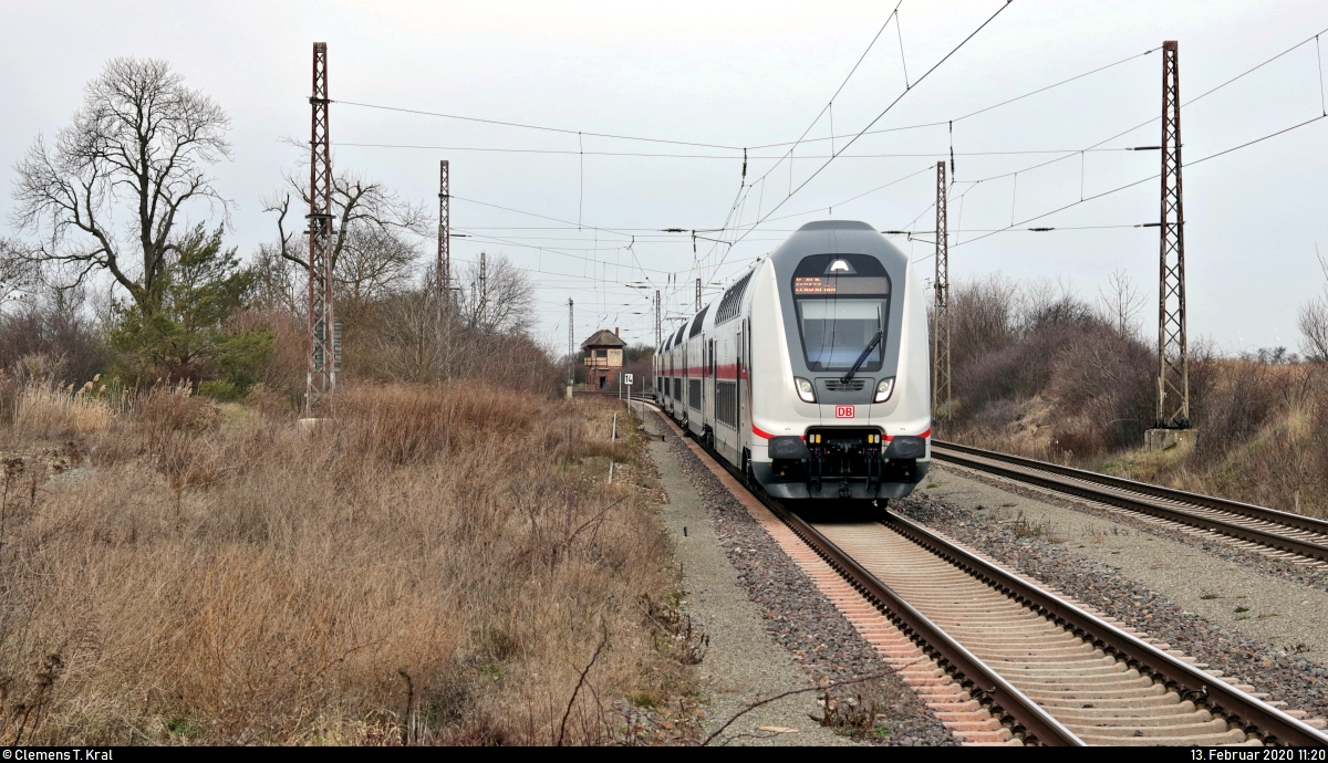 DBpbzfa 668.2 mit Schublok 146 556-6 DB als IC 2035 (Linie 56) von Norddeich nach Leipzig Hbf durchfährt den Hp Prödel auf der Bahnstrecke Biederitz–Trebnitz (KBS 254).
Aufgenommen am Ende des Bahnsteigs 2.
[13.2.2020 | 11:20 Uhr]