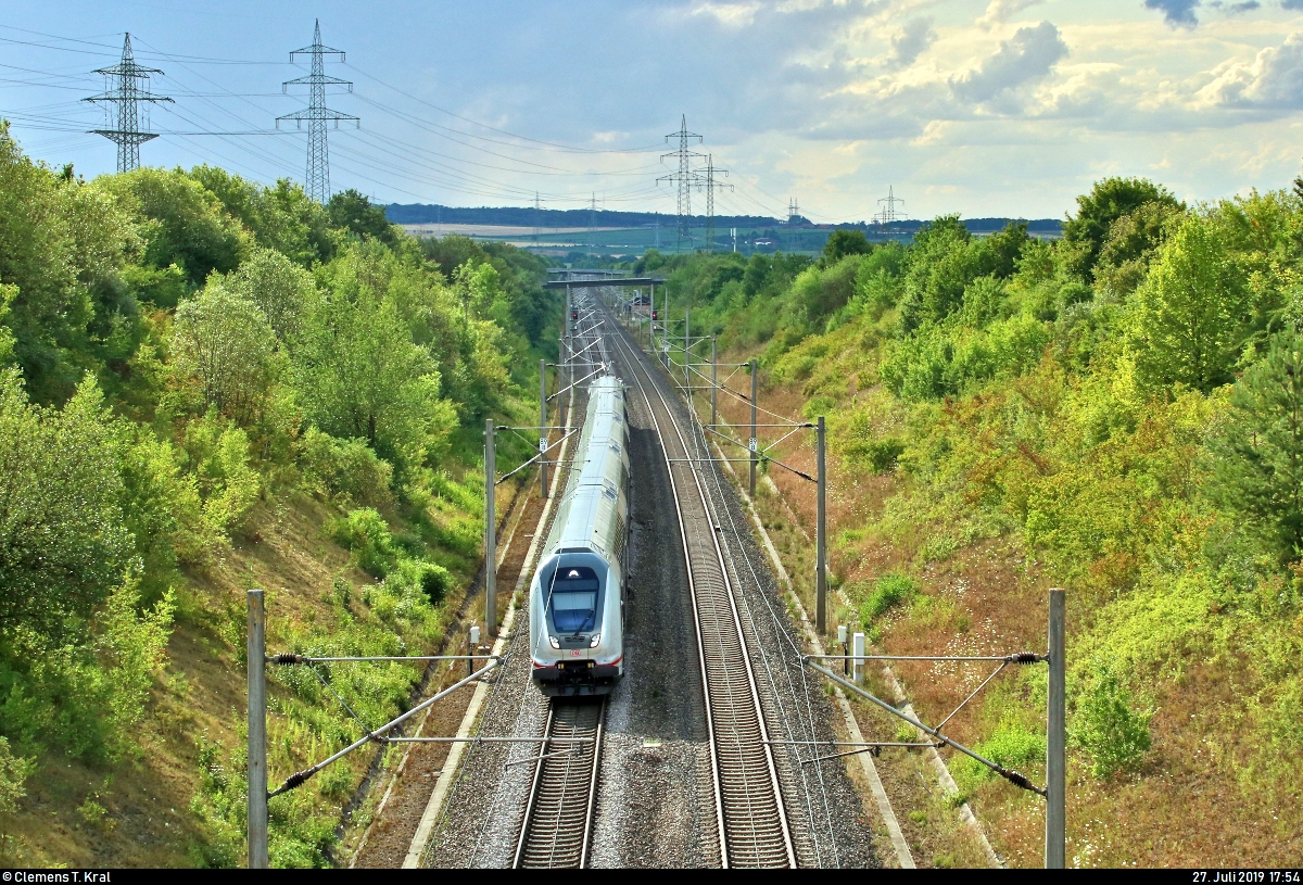 DBpbzfa 668.2 mit Schublok 147 554-0 DB als IC 2163 (Linie 61) von Karlsruhe Hbf nach Nürnberg Hbf fährt bei Markgröningen bzw. Schwieberdingen auf der Schnellfahrstrecke Mannheim–Stuttgart (KBS 770).
Aufgenommen von einer Brücke.
[27.7.2019 | 17:54 Uhr]