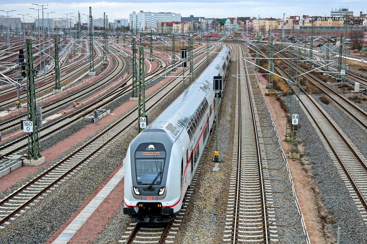 DBpbzfa 668.2 mit Schublok BR 146.5 DB als IC 2540 (Linie 55) von Dresden Hbf nach Hannover Hbf passiert die Zugbildungsanlage Halle (Saale) in nördlicher Richtung. Aufgenommen von der Berliner Brücke. [28.12.2017 | 13:13 Uhr]