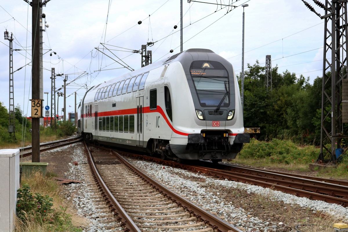 DBpbzfa 668.2 mit Zuglok 146 572-3 DB als IC 2435 (Linie 56) nach Leipzig Hbf bzw. RE 52435 nach Bremen Hbf wird von der Abstellung des Bahnhofs Norddeich nach Norddeich Mole bereitgestellt. [27.7.2017 - 15:28 Uhr]