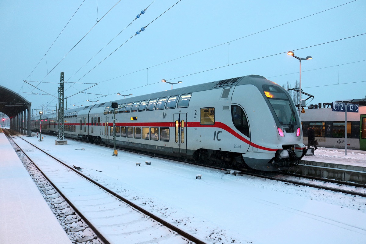 DBpbzfa 668.2 mit Zuglok 146 562-4 DB als IC 2034 (Linie 56) von Leipzig Hbf nach Norddeich steht in Halle(Saale)Hbf auf Gleis 12 bei Schneefall. [3.12.2017 | 16:04 Uhr]