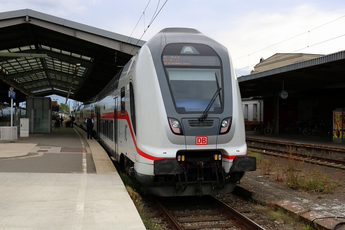 DBpbzfa 668.2 mit Zuglok BR 146.5 DB als IC 2441 (Linie 55) von Köln Hbf nach Dresden Hbf steht in Halle(Saale)Hbf auf Gleis 1. [9.9.2017 | 14:54 Uhr]