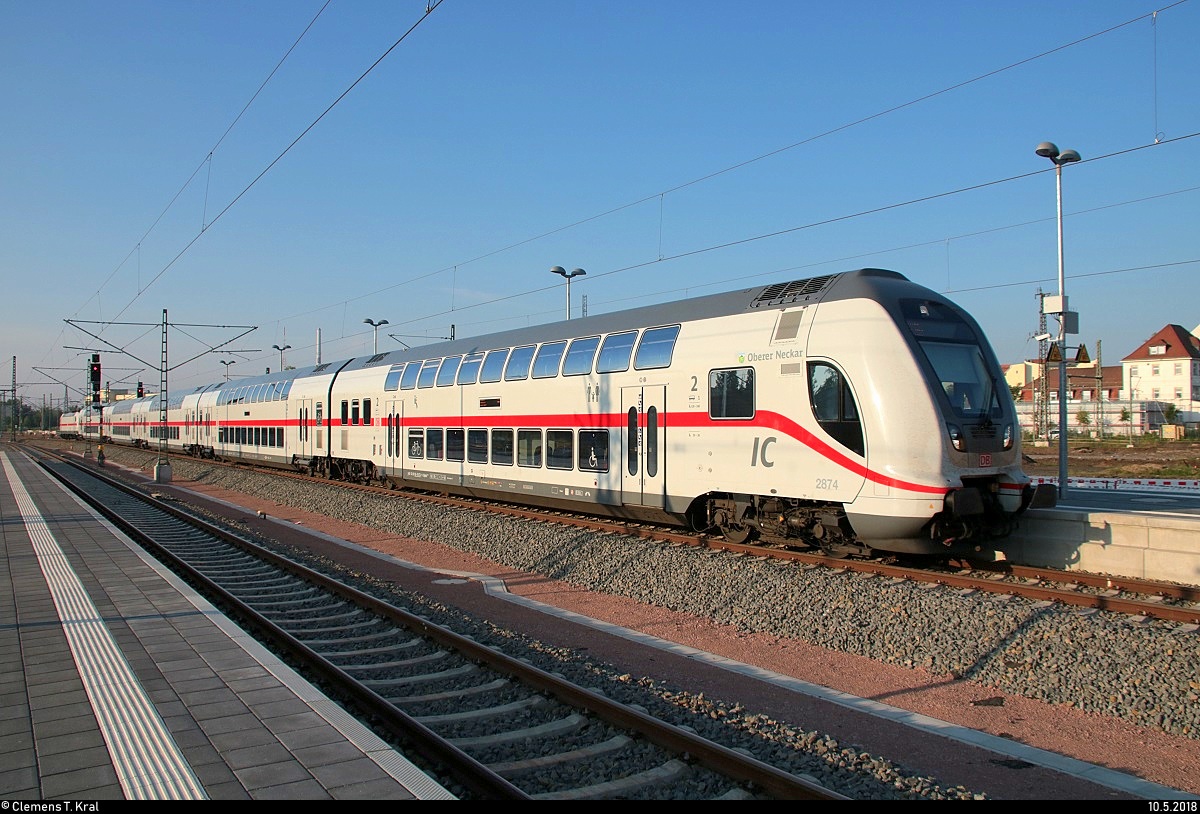 DBpbzfa 668.2  Oberer Neckar  - wohl für den Einsatz in Baden-Württemberg bestimmt - mit Schublok 146 571-5 DB als IC 2044 (Linie 55) von Dresden Hbf nach Köln Hbf erreicht Halle(Saale)Hbf auf Gleis 9.
[10.5.2018 | 7:02 Uhr]
