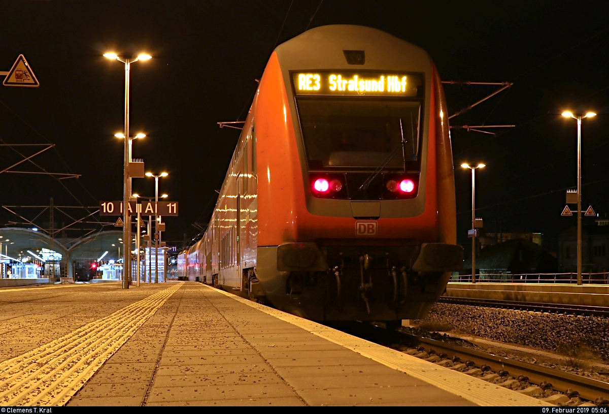 DBpbzfa 76?.? mit Zuglok 112 ??? von DB Regio Nordost als RE 3306 (RE3) nach Stralsund Hbf steht in seinem Startbahnhof Halle(Saale)Hbf auf Gleis 11 A-C.
[9.2.2019 | 5:06 Uhr]