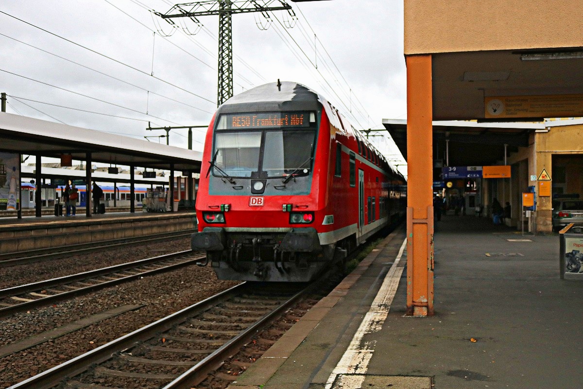 DBpbzfa 761.9 mit Schublok BR 114 von DB Regio Hessen als RE 4514 (RE50)  KinzigtalExpress  von Frankfurt(Main)Hbf hat seinen Endbahnhof Fulda auf Gleis 1 erreicht. [22.10.2017 | 13:54 Uhr]