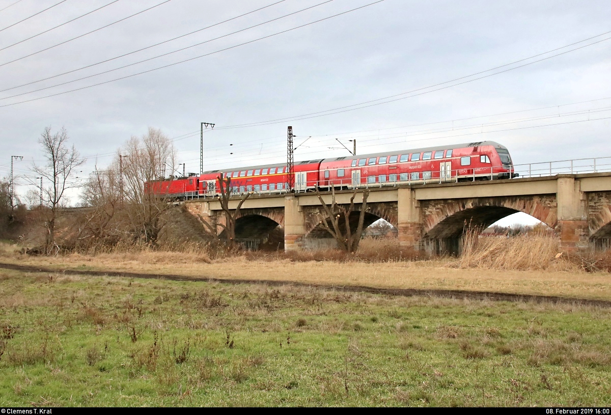 DBpbzfa 763.0 (50 80 86-35 042-0 D-DB), Baujahr 1998, von DB Regio Mitte mit Schublok 143 959-5 der S-Bahn Mitteldeutschland (DB Regio Südost) als S 37747 (S7) von Halle-Nietleben nach Halle(Saale)Hbf Gl. 13a überquert die Saaleaue bei Angersdorf auf der Bahnstrecke Halle–Hann. Münden (KBS 590).
Wie man sieht, wurden ein paar Bäume entlang der Strecke in ihrer Länge gekürzt, sodass sich eine bessere Sicht auf die Brücke ergibt.
[8.2.2019 | 16:00 Uhr]
