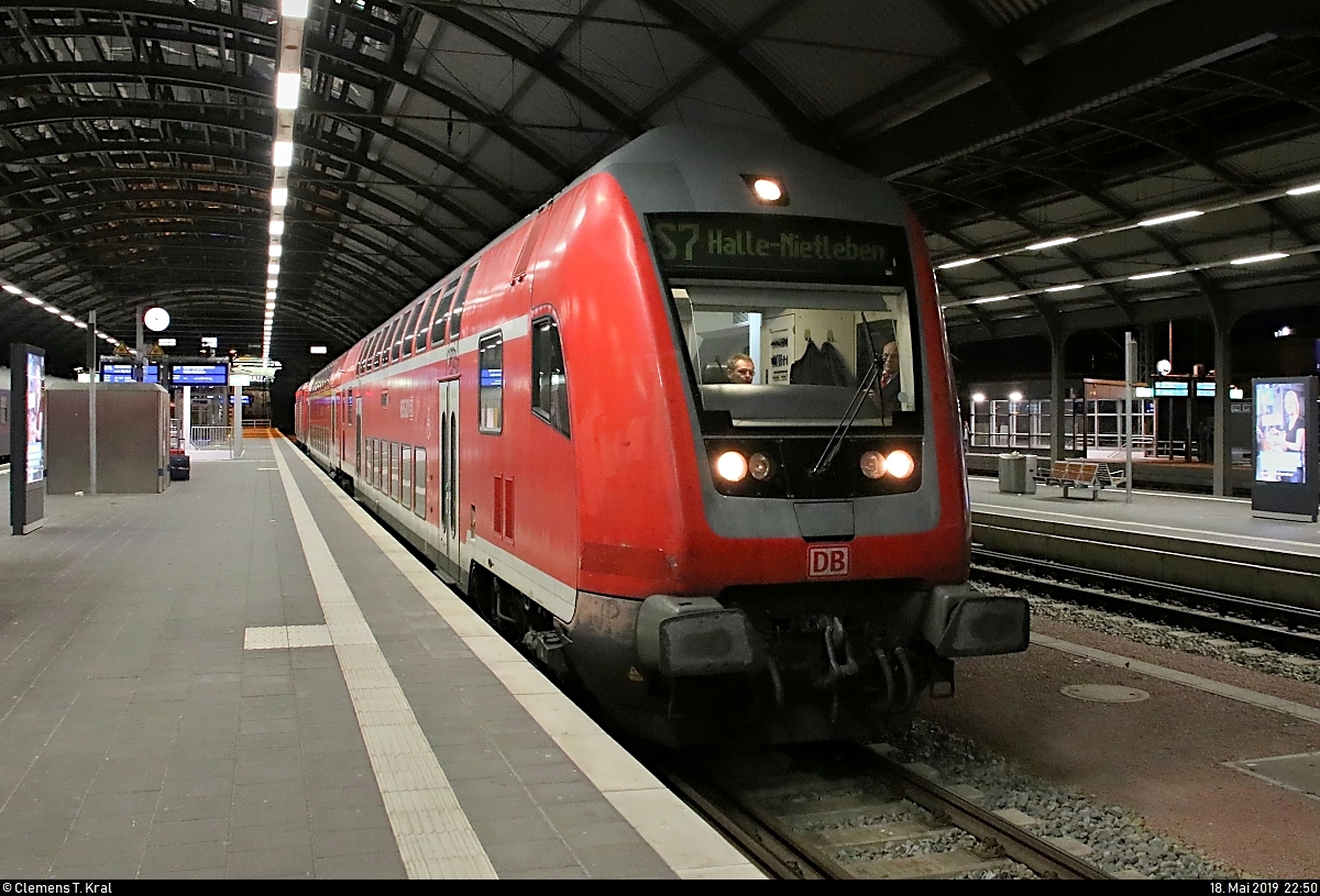 DBpbzfa 763.0 von DB Regio Mitte mit Schublok 143 ??? der S-Bahn Mitteldeutschland (DB Regio Südost) als S 37772 (S7) nach Halle-Nietleben steht in ihrem Startbahnhof Halle(Saale)Hbf abweichend auf Gleis 9.
[18.5.2019 | 22:50 Uhr]