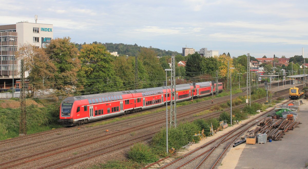 DBpbzfa 766 mit drei weiteren Dostos geschoben von unbekannter 111 als RE Lindau-Stuttgart bei Oberesslingen am 22.09.2019. 