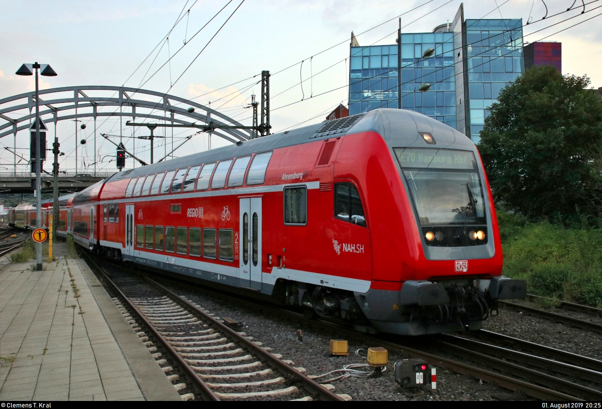 DBpbzfa  Ahrensburg  mit Schublok 112 180-5 von DB Regio Schleswig-Holstein (DB Regio Nord) stellt RE 21035 (RE70) nach Hamburg Hbf im Startbahnhof Kiel Hbf auf Gleis 5 bereit.
[1.8.2019 | 20:25 Uhr]