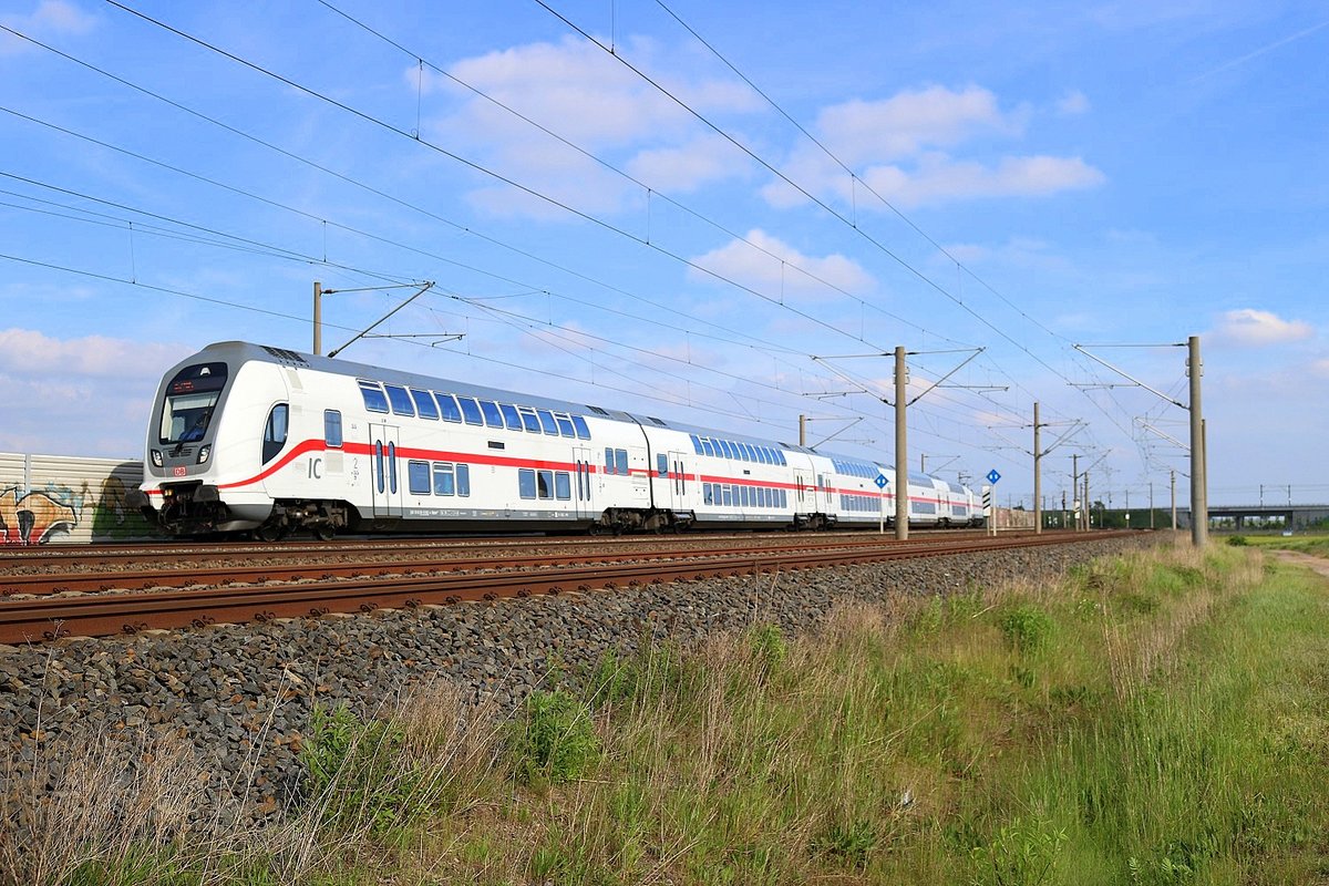DBpbzfa mit 146 570-7 als IC 2444 (Linie 55) von Dresden Hbf nach Köln Hbf fährt bei Benndorf auf der Bahnstrecke Magdeburg–Leipzig (KBS 340). [25.5.2017 - 16:59 Uhr]